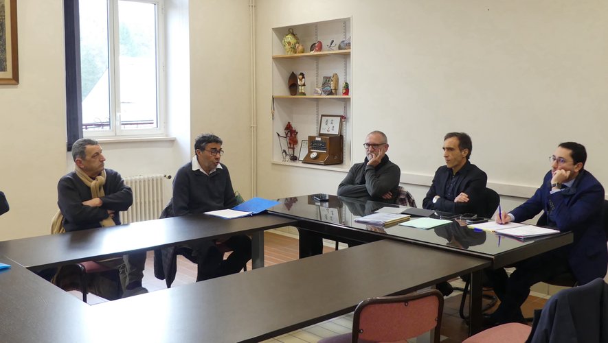 Arnaud Viala en réunion de travail avec le maire du village et ses adjoints.