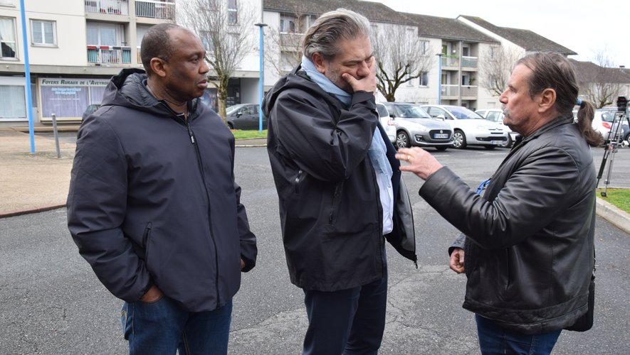 Le père de famille qui a perdu deux de ses enfants dans l'incendie a retrouvé son avocat Me Pascal Nakache (au centre) et Patrick Hecart de la LDH Rodez (à droite), devant l'immeuble de la rue des Fauvettes, à Onet-le-Château.