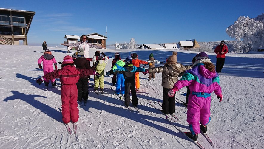 Les enfants sont à l’aise sur leurs skis.