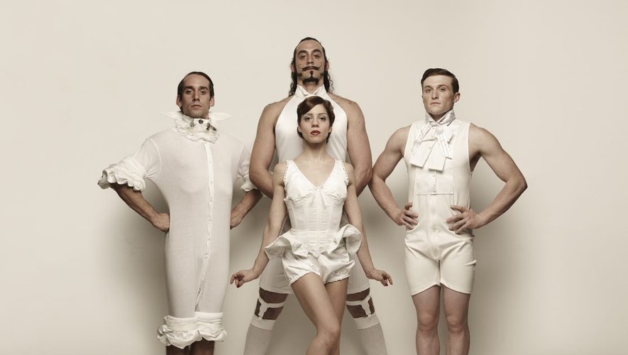 Originaire de La Salvetat-Peyralès par son père, Yannick Thomas (derrière, au milieu) a créé, en 2014, la troupe du Cirque Le Roux, avec Grégory Arsenal, Lolita Costet et Philip Rosenberg.
