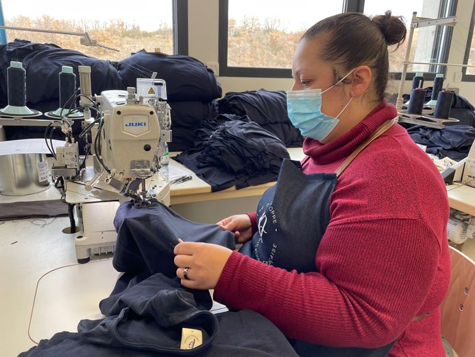 Pas moins de 1 000 T-shirts par semaine sont réalisés en cinq coloris différents.