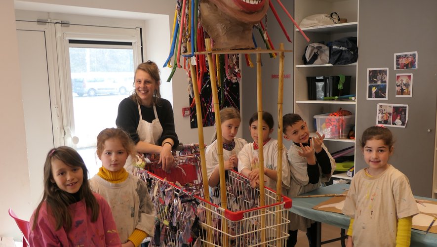 Les enfants en train de confectionner Mme Carnaval avec Aurélie Fourier.