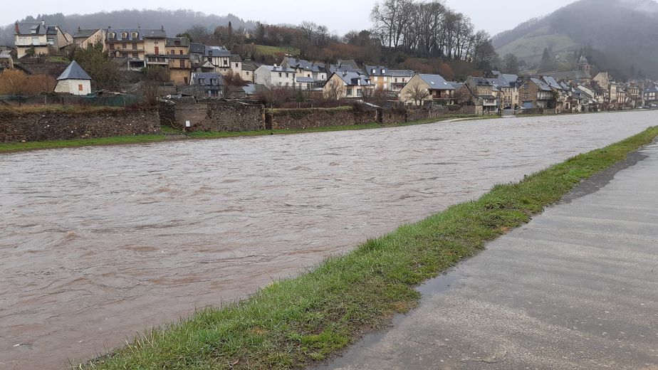 Le Lot à Saint-Geniez d'Olt, gros, mais reste dans son lit