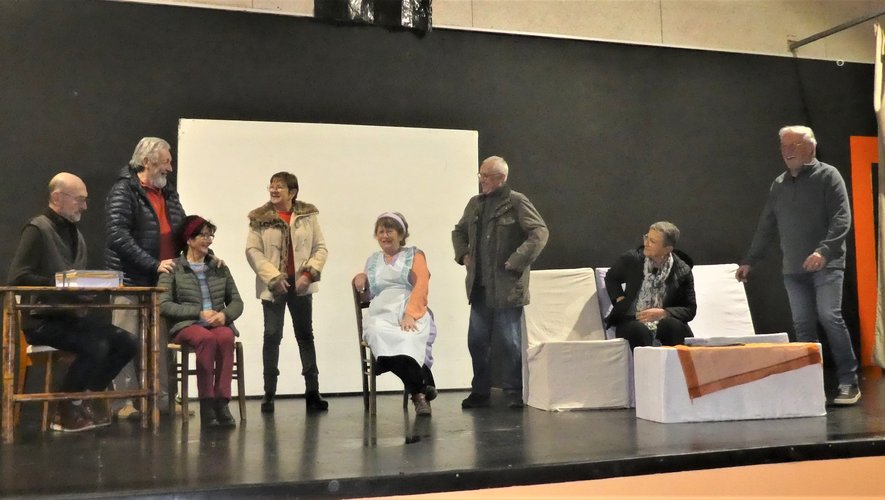 Laurent Cornic (2e à gauche) avec les comédiens de la Cazelle aux rires.