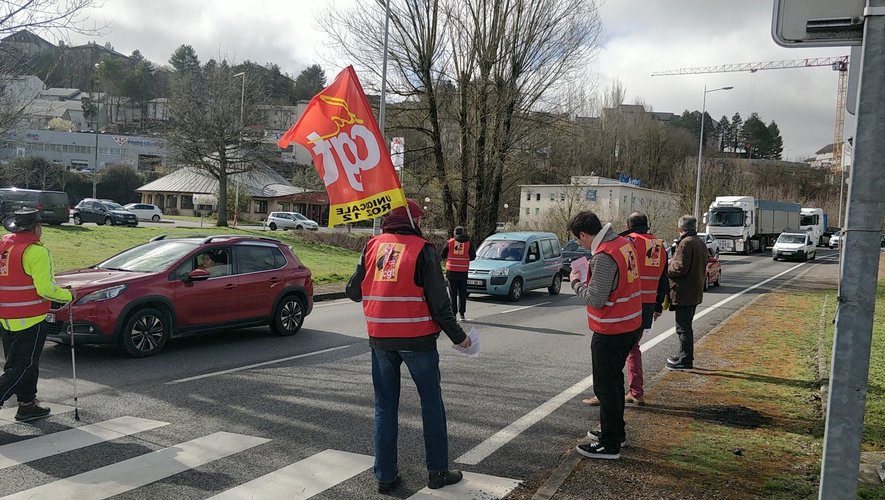 Un distribution de tracts à Rodez ce mercredi matin avant la manifestation de cet après-midi.