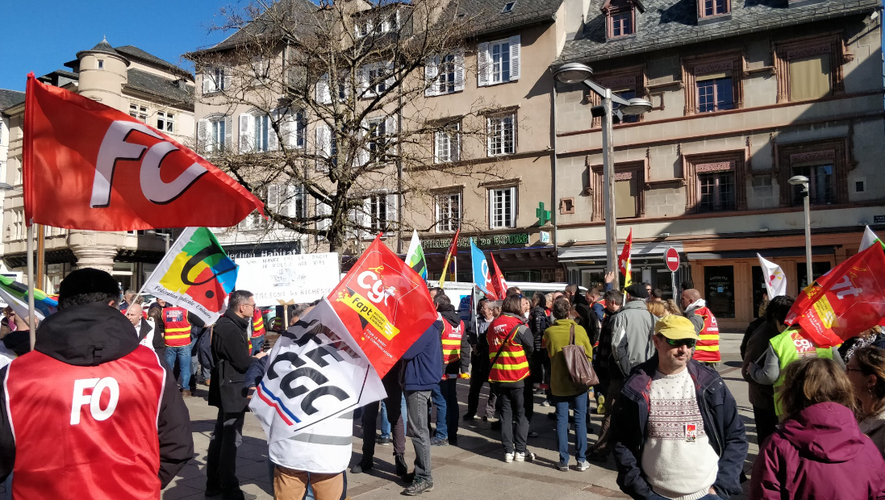Plus d'une cinquante de personnes de l'intersyndicale aveyronnaise sont rassemblées ce jeudi 16 mars devant la permanence de Stéphane Mazars (député Renaissance), située place du Bourg à Rodez.