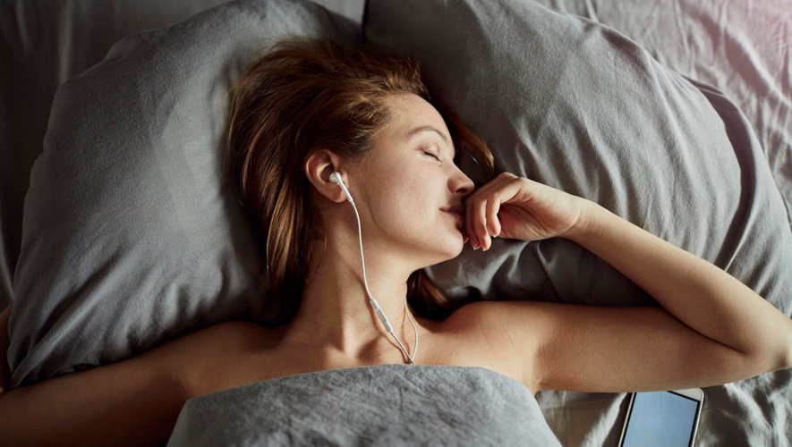 Les scientifiques affirment qu’une chanson entraînante peut faciliter l’endormissement de certains individus si elle leur est familière.