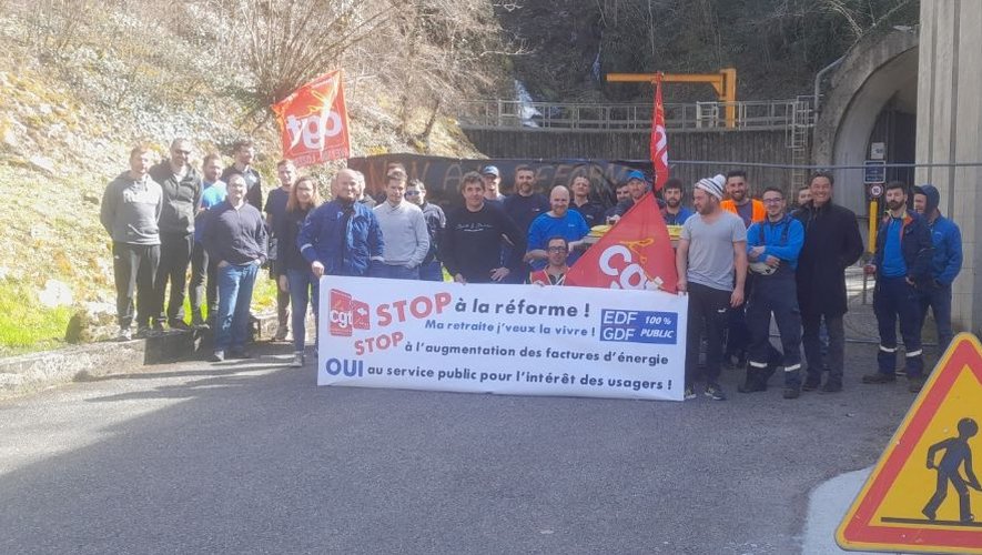 Le piquet de grève est planté devant l'usine hydroélectrique de Montézic.