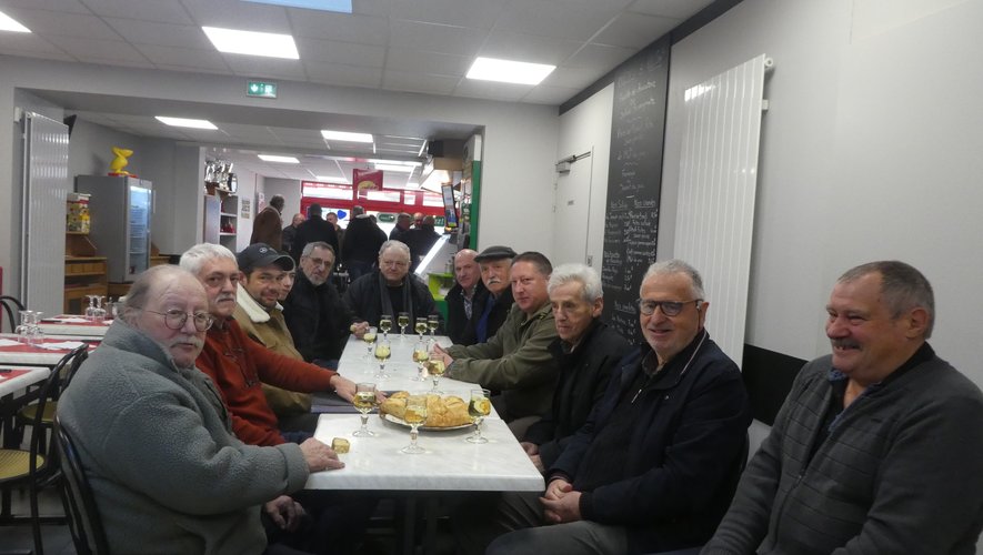 Les pêcheurs en réunion au café français.