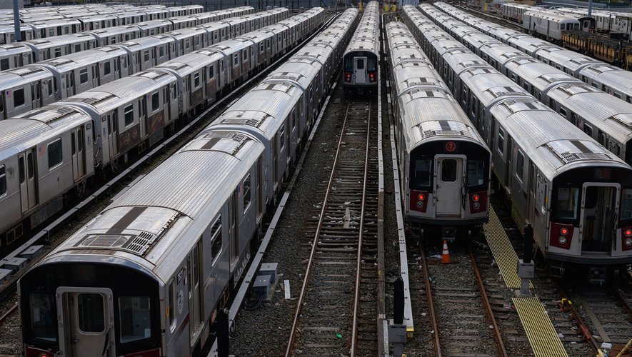 A New York, les autorités tentent d'enrayer la mode du "subway surfing", qui consiste à se mettre en scène en montant sur le toit d'un métro en marche.