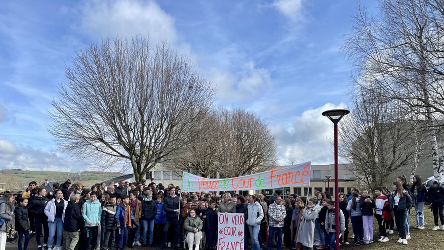 Ce lundi matin, parents, enseignants et élèves ont organisé une action devant le collège pour dénoncer le manque de profs remplaçants.