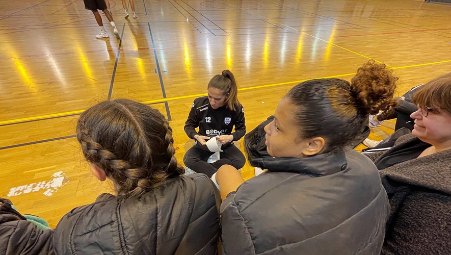 Kiné de métier, c’est la gardienne Ingrid Bousquet qui s’occupe de strapper les joueuses, ici Yéléna Calmes, avant les matches.