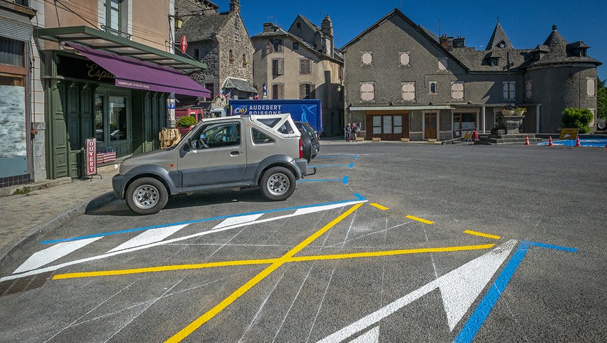 Un stationnement en zone bleu est déjà matérialisé.