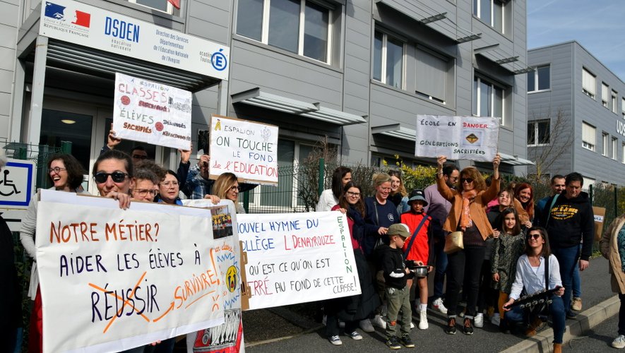 Plusieurs membres du collège Denayrouze, à Espalion, manifestaient ce mercredi contre la fermeture d'une classe de 5e à la rentrée prochaine.