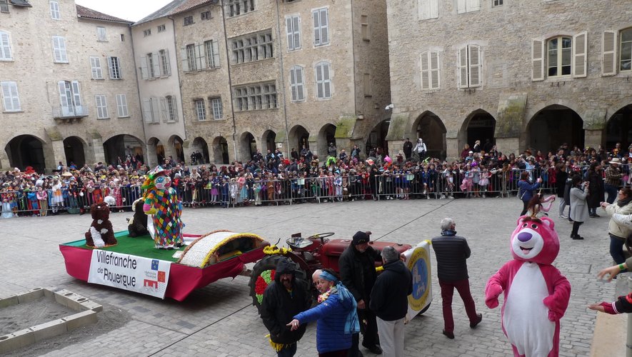 La mascotte de Commerces en Bastide participait à la fête .
