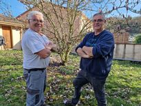 Antoine, 60 ans (à gauche) a rendu visite à son ami Serge, 59 ans, à Aubin, pour parler retraite.