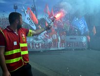 Les syndicats ont annoncé 30 000 manifestants, contre 6 500 pour la police.