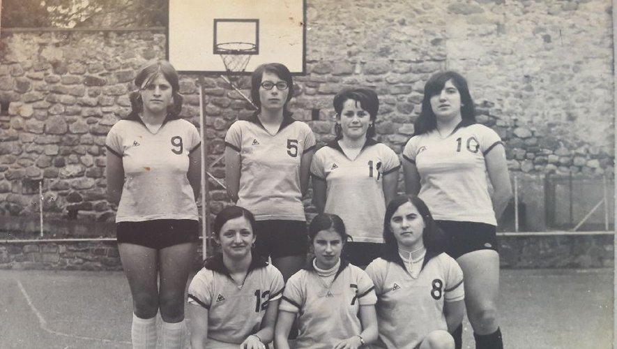 La première équipe des Serènes de Lunac en 1970 qui jouait sur un terrain tracé à l’extérieur : Marie-Josée Guilhem (9), Geneviève Dega (5), Christiane Viguié (11), Maria Martin (10), Marie-Jeanne Sicard (12), Danielle Lacombe (7) et Josette Gasquet (8).