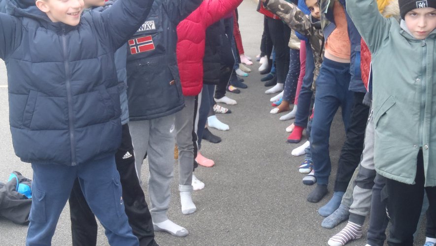 Pour symboliser la différence dans la normalité, les enfants ont mis des chaussettes dépareillées.