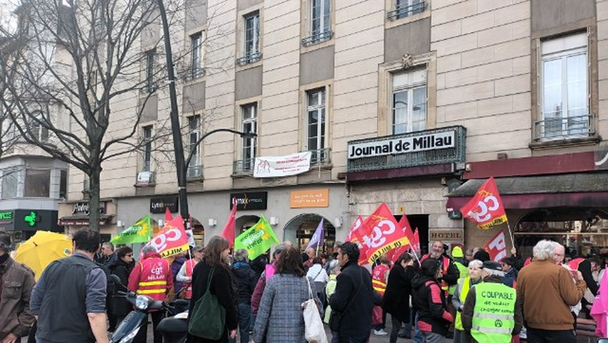 150 personnes réunies à Millau devant la permanence du député Jean-François Rousset.
