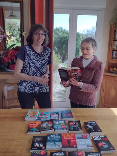Corinne Raynal (à gauche)trouve toujours une âme charitable pour lui prêter un livre.