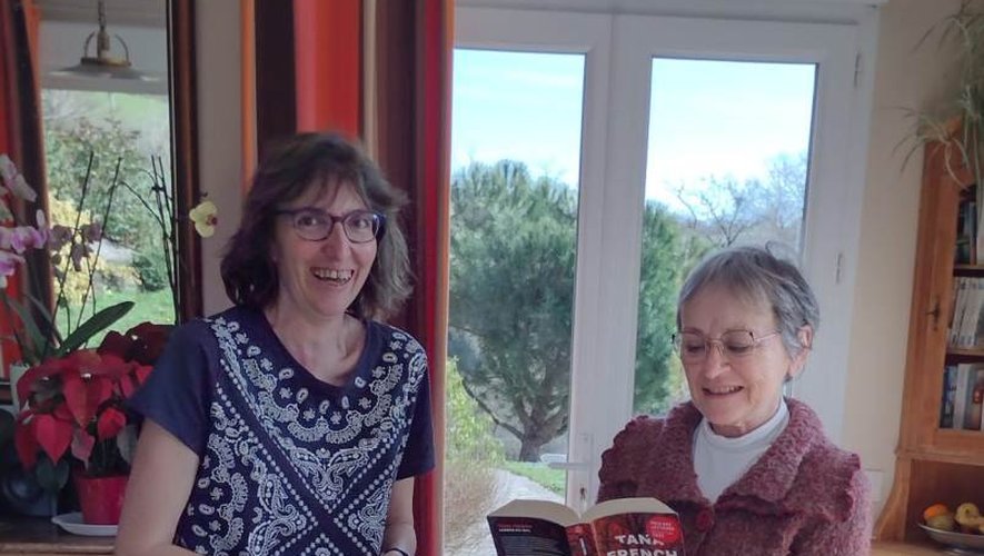 Corinne Raynal (à gauche)trouve toujours une âme charitable pour lui prêter un livre.
