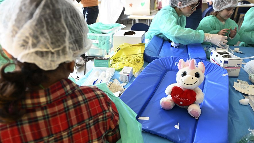 A l'hôpital des nounours, des enfants d'école maternelle découvrent une médecine rassurante auprès d'étudiants de Strasbourg.