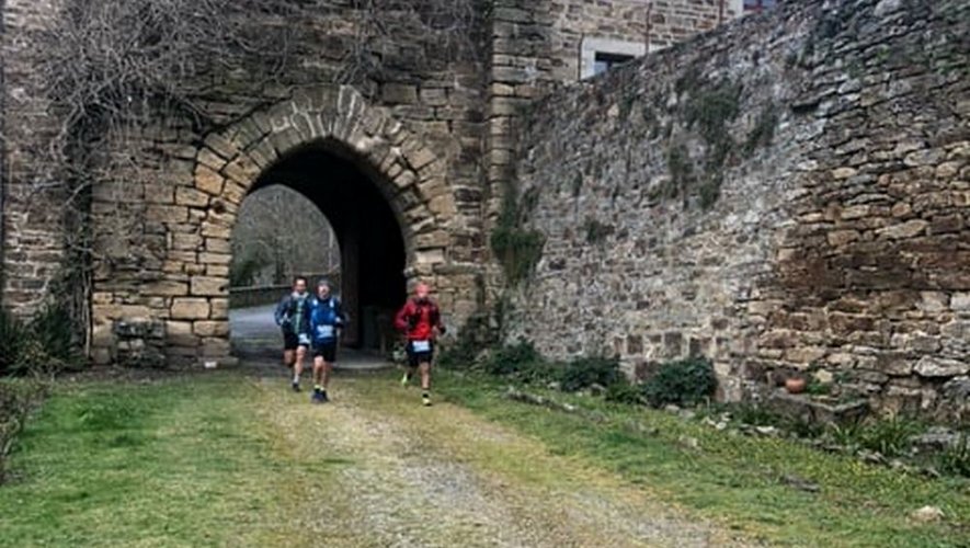 Des coureurs du 22 km dans l’enceinte de Bonnecombe, passage de la tour Saint-Bernard.