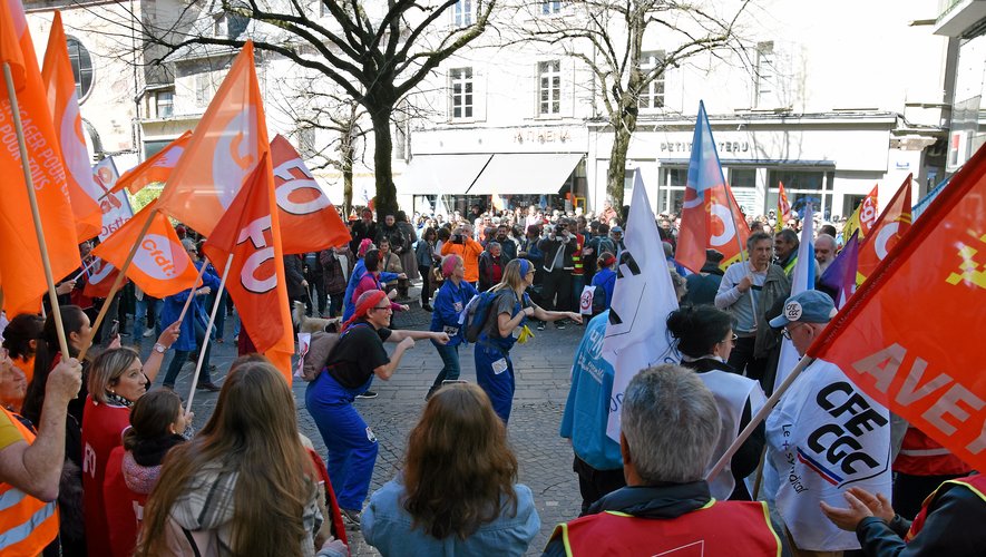 3 000 personnes selon les syndicats étaient sous les fenêtres de la préfecture,  hier à Rodez, au son des  "Macron démission".
