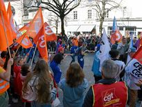 3 000 personnes selon les syndicats étaient sous les fenêtres de la préfecture, hier à Rodez, au son des "Macron démission".