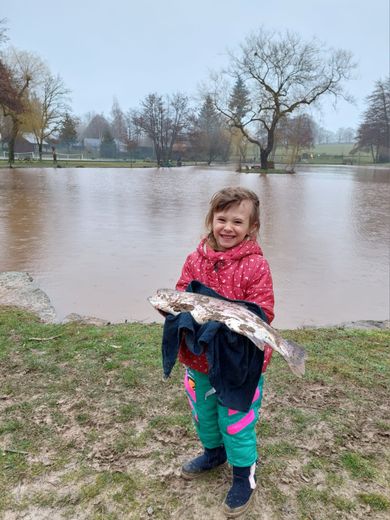 Anarose, 5 ans, a fait une première pêche miraculeuse, malgré un temps pluvieux.