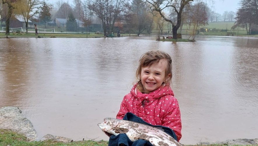 Anarose, 5 ans, a fait une première pêche miraculeuse, malgré un temps pluvieux.