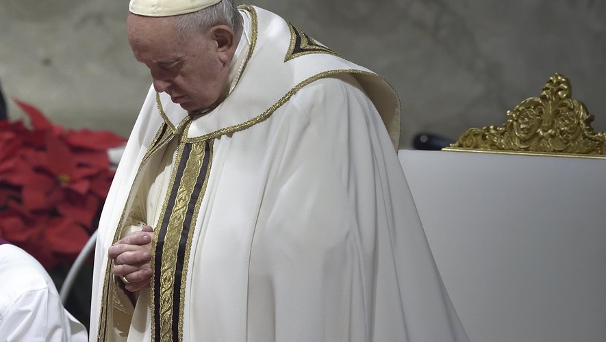 Le pape François va mieux mais reste pour l'heure hospitalisé et sous surveillance.