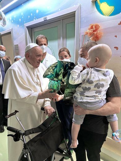 Lors de son hospitalisation, le pape François a distribué des œufs en chocolat dans le service d'oncologie pédiatrique, vendredi 31 mars.