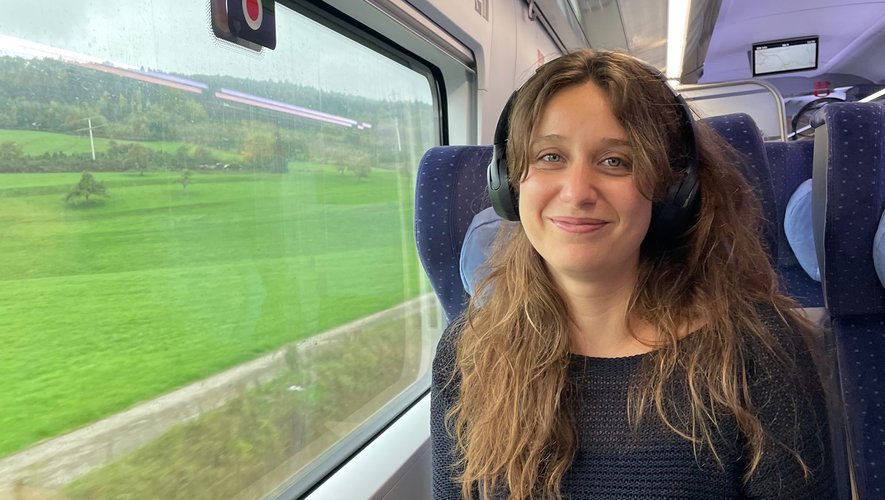 L’Espalionnaise Lauren Fages, dans le train, moyen de transport qu’elle affectionne tant.