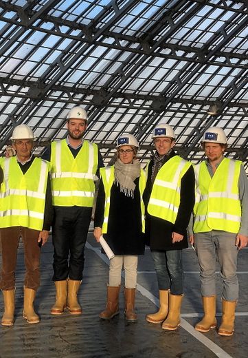 En novembre 2017, sur le chantier du futur restaurant gastronomique La Halle aux Grains - installé au sein de la prestigieuse Bourse de Commerce dans le Ier arrondissement de la capitale - sous la grande verrière avec Michel et Sébastien Bras et les architectes de l’agence NeM.