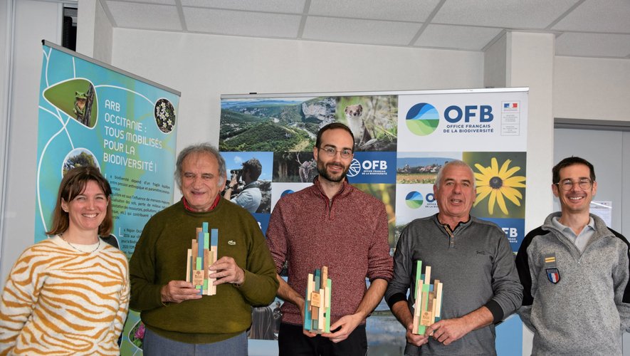 Les lauréats entourés des responsables de l'Office français de la biodiversité, dans leurs locaux à Rodez.