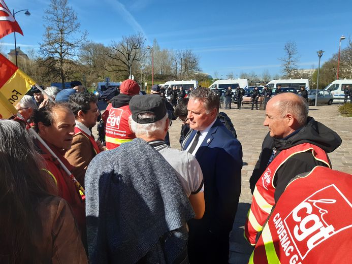 Le député Laurent Alexandre est venu rencontrer les manifestants, devant l'hôpital de Rodez.