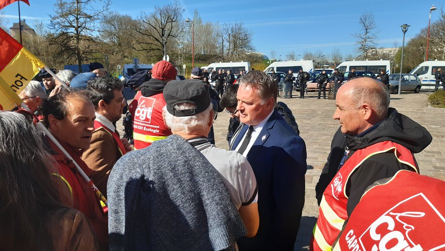 Le député de la Nupes Laurent Alexandre est venue saluer ce matin les manifestants occupant le parking du centre hopsitalier de Rodez.