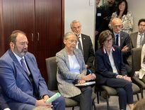 Elisabeth Borne est à l'hôpital Jacques-Puel de Rodez, à 12h30, ce vendredi 7 avril 2023.