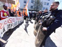 Des manifestants attendaient Elisabeth Borne devant l'hôpital de Rodez.