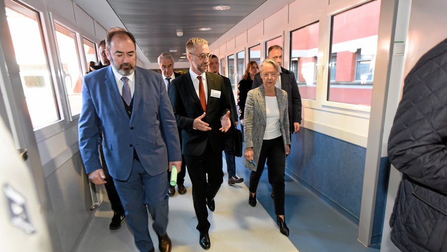 La Première ministre Elisabeth Borne et le ministre de la Santé, François Braun, ont été accueillis au centre hospitalier Jacques-Puel de Rodez par son directeur, Vincent Prévoteau (au centre).