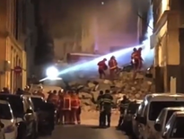 Le travail des secours se poursuit en fin de matinée pour stopper un incendie sous les décombres et chercher d'éventuels survivants.