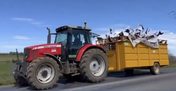 La venue des supporters de Comtal au match, en tracteur !