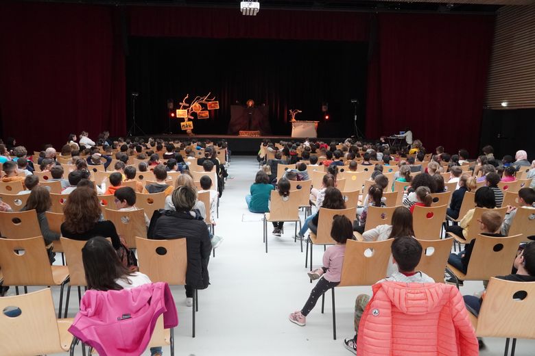 Les ateliers et le spectacle sont suivis d'un débat, ce qui permet aux enfants de partager leurs émotions.