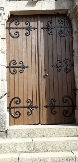 La porte de l’église de Caplongue  a été repeinte.