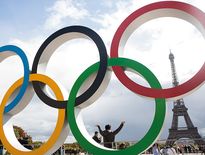 La ministre française des Sports et des JO, Amélie Oudéa-Castéra, rappelle que la présence de sportifs transgenres aux Jeux de Paris dépendra des règles mises en place par les fédérations internationales.