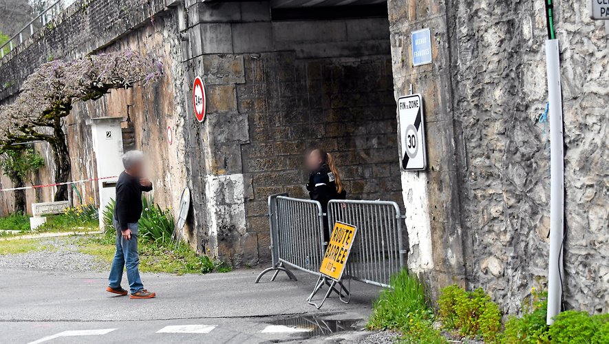 Mercredi 12 avril, tous les accès vers la scène de crime, sous le petit pont de l’Alzou à la sortie de Villefranche-de-Rouergue, étaient bloqués.