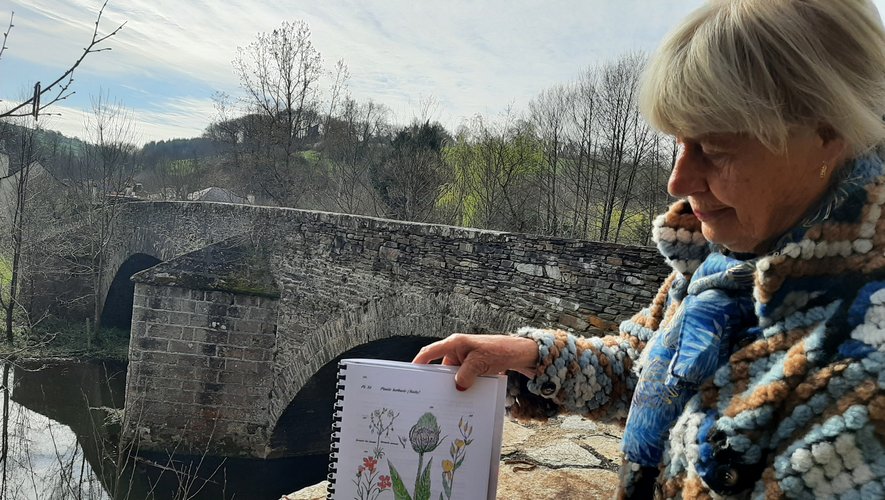 Joselyne Rech présente son livre, devant le vieux Pont classé de Pont  de Grandfuel.
