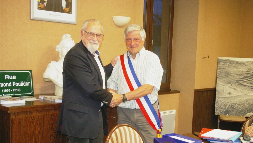 Bernard Canac (à droite), a été élu nouveau maire de Cransac suite à la récente démission de Michel Raffi (à gauche)